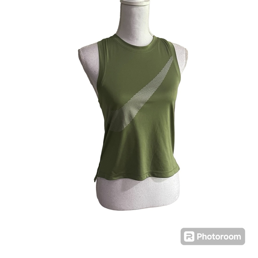 Nike workout/sports/athleisure/athleticwear sleeveless top
